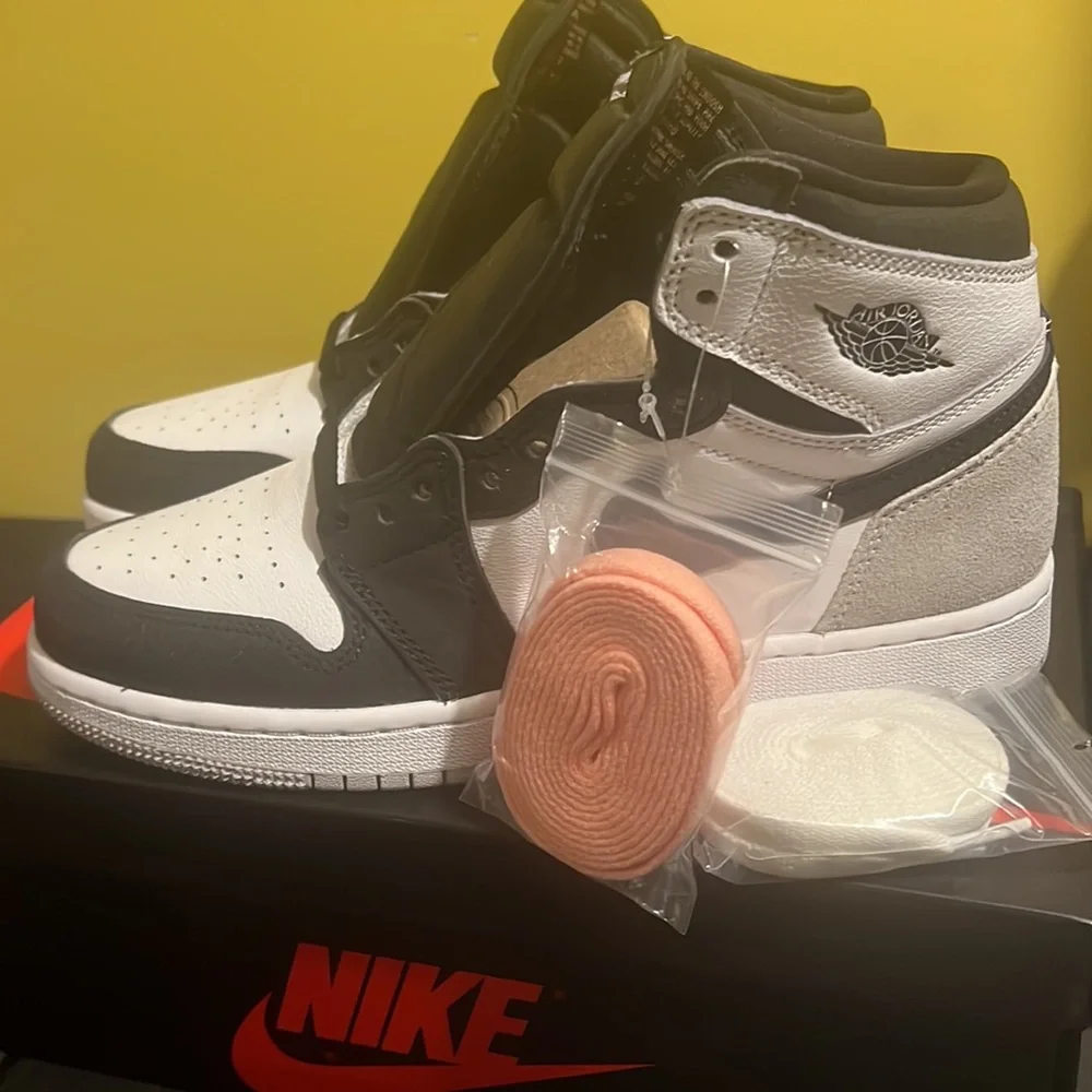 BRAND NEW MENS RETRO JORDAN 1s SIZE 7Y NWT - Picture 3 of 12